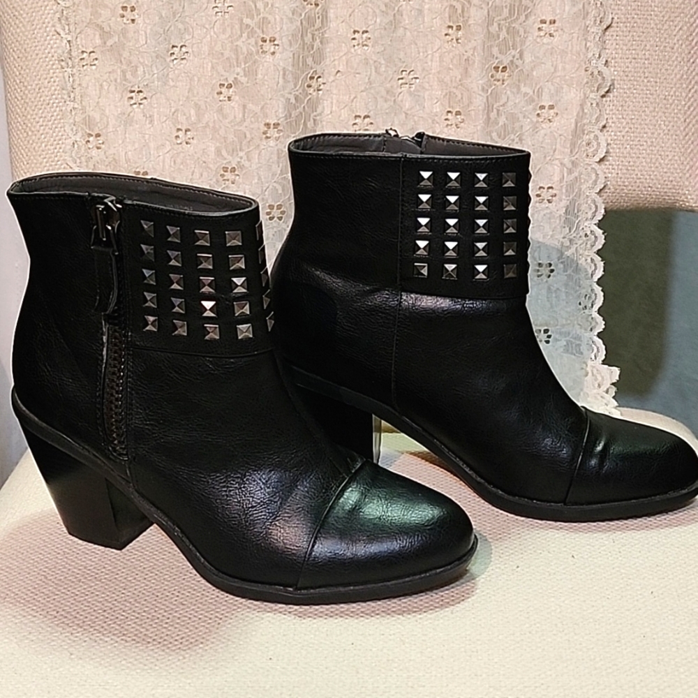 Women's EUC Black Booties size 8M